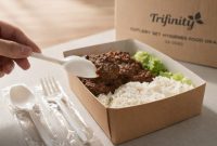 Jangan biarkan sendok patah merusak rasa makananmu! 🍱❌ Gunakan alat makan premium dari Trifinity yang tebal, halus, dan super kuat buat potong lauk apa pun.